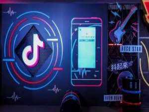 抖音收藏的话题别人能看吗。