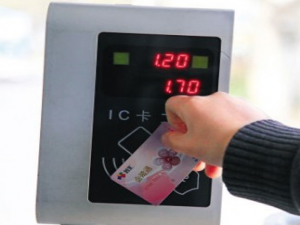 关于安卓手机充值公交卡的详细操作。