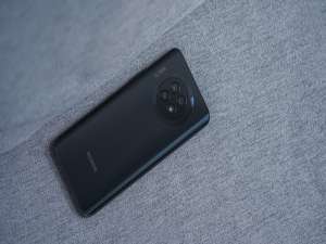 荣耀x20是玻璃机身吗。