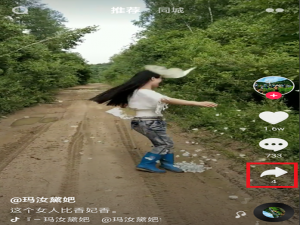 手机壁纸太难看，可用抖音视频来当背景