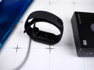 我来分享小米手环5如何开机。