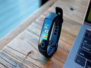 我来分享怎样设置荣耀手环6表盘壁纸。