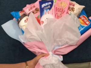 我来说说冬天的第一个零食花束怎么做。