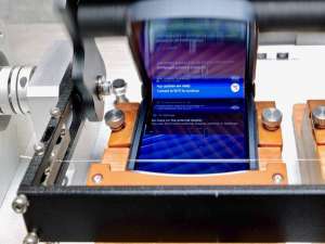 小编教你摩托罗拉刀锋5G铰链测试：每天折叠100次，可使用五年。