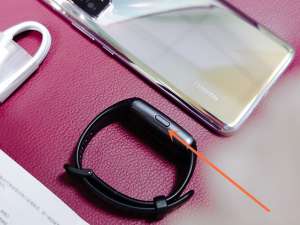 小编教你荣耀手环如何开机。