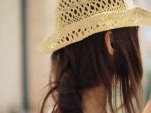 经典说说配图：最难开口的事就是，初次的问好，和最终的道别