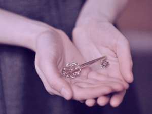 个性的心情说说：命运只负责洗牌，但玩牌的却是我们自己。