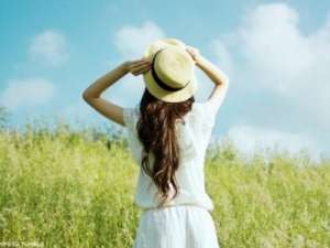 说说-配图片的说说：与其在别人的世界里跑龙套，不如做最精彩的自己