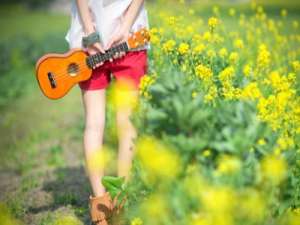 金典说说心情短语：那些令你哭的事，总有一天你会笑着说出来。