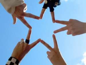 朋友说说心情短语：友情这东西，一旦玩真的，比爱情还刻骨铭心