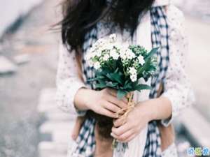 适合情侣发说说的句子 年少遇你青春足矣