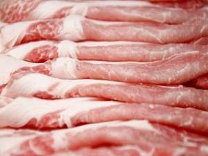生猪价格已经跌了一个月了，猪肉零售价格一点都没跌。谁在蚕食人民的钱包？