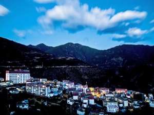 《唐火夜谈》中一个400年村庄与时代的对话