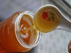 晚上喝蜂蜜水怎么样？晚上喝蜂蜜可以安神助眠，但是睡觉不能喝蜂蜜！