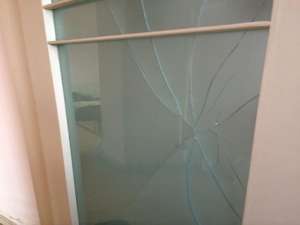 玻璃门坏了换玻璃多少钱