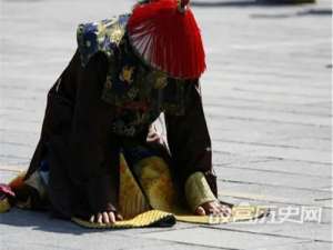 清朝官员下跪时甩袖子的原因