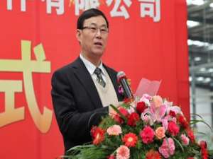 顾雄斌(顾律师:您好。我是在厂里受了工伤，需要四个月在家养病，养病期)