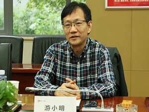游小明(星期天,爸爸带小明游动物园,他们每到一个动物展览处,爸爸就...)