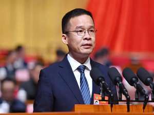 钟高明(“钟美美”模仿老师，你认为他是在丑化，还是只是一种艺术创造?)