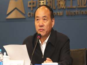 石柯(国足后卫石柯争顶时露出饱满肚腩，有球迷调侃:“白斩鸡实锤了”，对此你怎么看?)