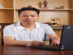 金月华(鹦鹉集团董事长是谁?)