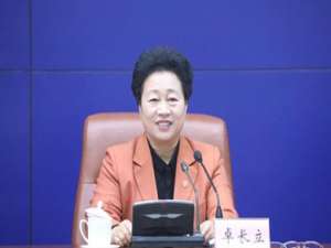 卓长立(女硕士辞职做保姆成“网红”，是大材小用么?)