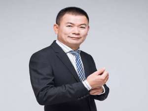 马鸿(我学民谣吉他3个月了，觉得没学到什么好的，教材是王鹰，马鸿的《民谣吉他考级标准教材》，弹到四级的雪?)
