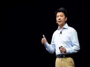 郭平(如何看待华为轮值董事长郭平表示「华为将投资芯片领域重构，用堆叠与面积换性能」?)