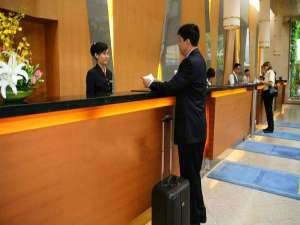 不是夫妻住宾馆查住会怎么样（酒店就登记了一个人住两个人可以吗）