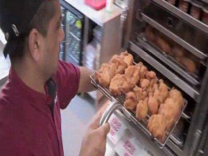 肯德基里的鸡是什么鸡（肯德基恐怖养鸡场图片）