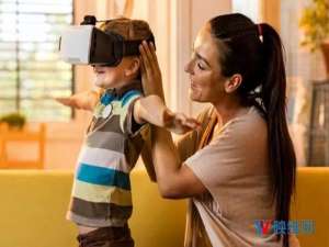 vr适合多大孩子玩（vr多大的小孩可以体验）