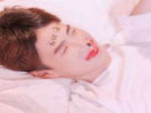 不想撞南墙了 想撞先生的胸膛 我羡慕的不是风华正茂