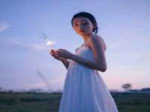 “你的热情给错了人做什么都是自作多情” 女孩们，即使没有男朋