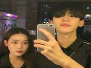 不必恭维不必讨好 爱你的人自会给你拥抱 向往着阳光的温暖，你