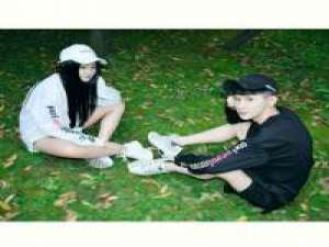 两个人。 時間很會沖淡記憶，以