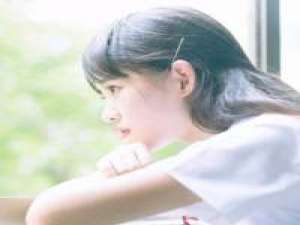 难追. 时间躲在目光，印下一