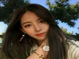 其实最委屈的时候也最怕别人问你怎么了. 最后我们牵了谁的手，