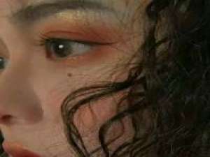 我十恶不赦，你最好恨我。 把一片玫瑰花瓣含在嘴