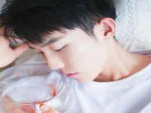 阳光下像个孩子，风雨