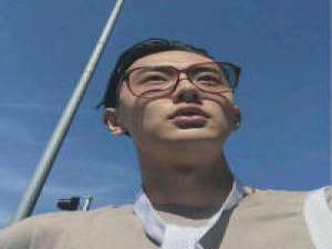 在你的国度里我是天方来客 我笑的多灿烂我哭的就