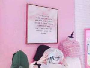 晚安 醉的人们举起酒杯 笑