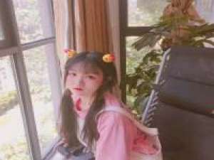 后来我们还是形同陌路吧。 因心中想你，便会轻声