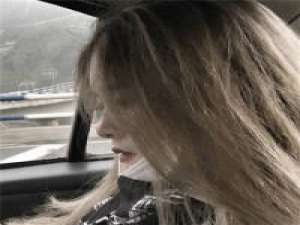 以后，我想从你的窗子里看月亮。 你可愿与我一起溺入深