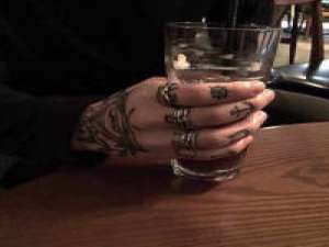 人常常都是这么误会自己的 以为自己恋旧 以... 天空湛蓝得就像我当初