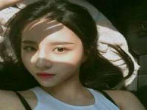 着素装，望长廊，嬉笑