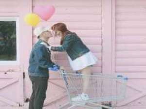 喜欢和爱 好比是想吃和去买. 难道要给你们花才会幸