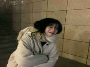 感情让我难过 生活也不放过我. 我莫名其妙地笑了，原