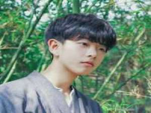 “ 每天过的跟复制似的 没有意外没有惊喜 ... 愿你过得比我好，对得