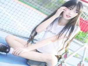 女头 当白日高挂在树梢上，