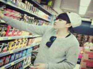 只是依旧静默，流离在